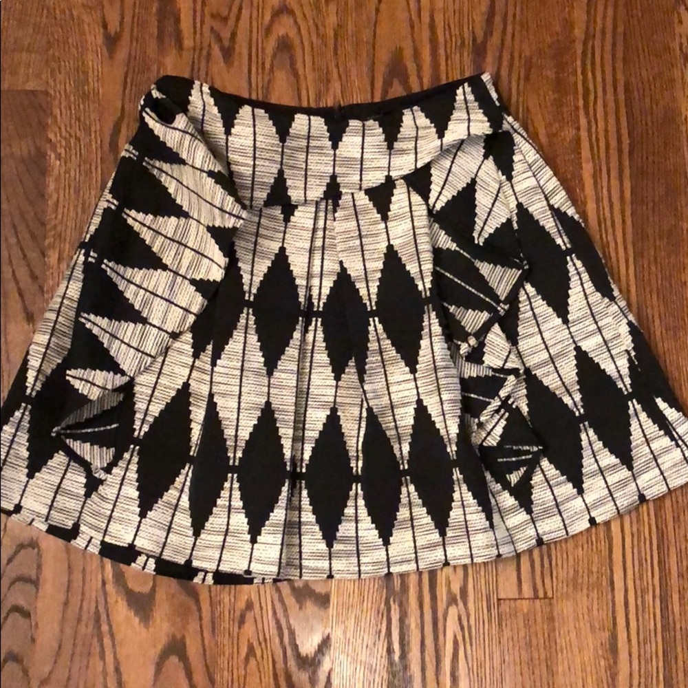 Banana Republic Black and Cream Geometric Pleated Skirt